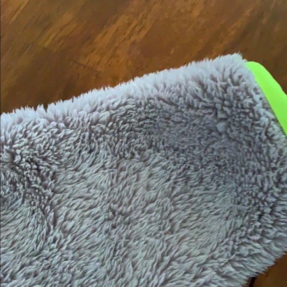 I’m on the petite side; it’s too big on me sadly. - Picture 3 of 3